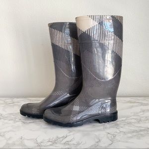 Authentic Burberry grey & black rubber boots plaid size 8 women